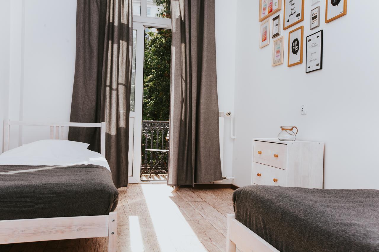 ホテルErasmus Dorm ワルシャワ エクステリア 写真