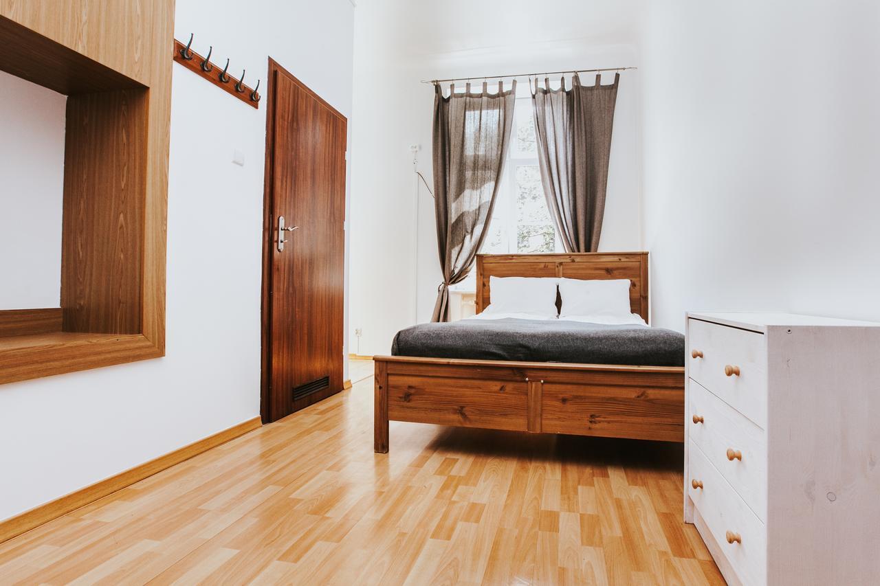 ホテルErasmus Dorm ワルシャワ エクステリア 写真